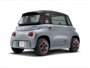 Citroën letos v létě slaví první výročí modelu Ami. Rok od chvíle, kdy se zapojil do oblasti snadné, hbité, dostupné, bezpečné a pohodlné elektromobility s dvoumístným vozem jedinečného charakteru. Citroën s modelem Ami vstoupil na nové území a přinesl moderní odpověď na měnící se svět.