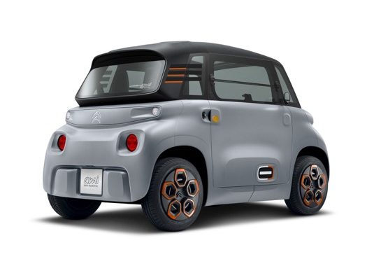 Citroën letos v létě slaví první výročí modelu Ami. Rok od chvíle, kdy se zapojil do oblasti snadné, hbité, dostupné, bezpečné a pohodlné elektromobility s dvoumístným vozem jedinečného charakteru. Citroën s modelem Ami vstoupil na nové území a přinesl moderní odpověď na měnící se svět.