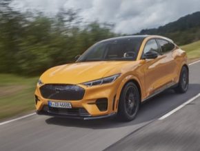 Elektrické hnací ústrojí Mustangu Mach-E GT se pyšní nejvyšším výkonem 358 kW (487 k) a točivým momentem 860 Nm. Akceleraci 0-100 km/h vůz zvládne za pouhé 3,7 s