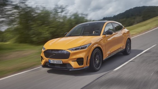 Elektrické hnací ústrojí Mustangu Mach-E GT se pyšní nejvyšším výkonem 358 kW (487 k) a točivým momentem 860 Nm. Akceleraci 0-100 km/h vůz zvládne za pouhé 3,7 s