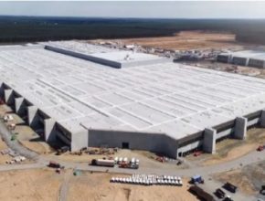 Nedaleko Berlína úspěšně pokračuje stavba tamní Tesla Gigafactory Berlin. Výroba tam má začít na přelomu let 2021/2021.
