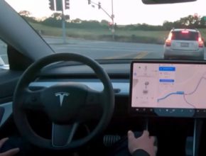 auto elektromobily Tesla robotické řízení