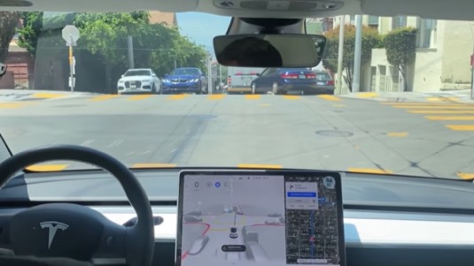 auto Tesla Model 3 elektromobil FSD Beta v9 řízení robotické