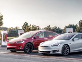 auto elektromobil Tesla Model S a Tesla Model X se nabíjejí u nabíjecí stanice Tesla Supercharger