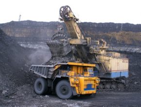 V Austrálii předpovídají, že tamní uhelné elektrárny sníží kvůli rostoucí konkurenci OZE během příštích 7 let spotřebu uhlí až o jednu čtvrtinu. Stejným podílem se má snížit i výroba v elektrárnách na zemní plyn. To bude mít deflační dopad na velkoobchodní ceny elektřiny, což ještě více sníží ziskovost stávajících uhelných elektráren. Uhlí tak bude čelit dvojnásobnému tlaku - snižování produkce i ceny.