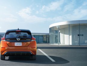Elektromobil Nissan Leaf se nabíjí u nabíjecí stanice v Japonsku