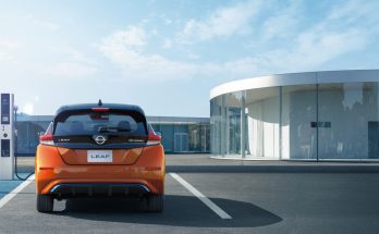 Elektromobil Nissan Leaf se nabíjí u nabíjecí stanice v Japonsku