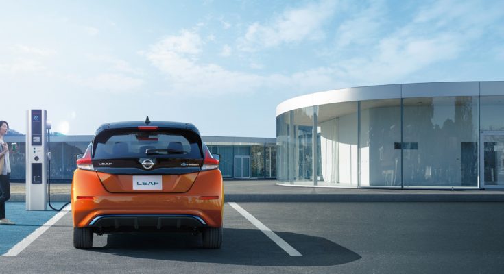 Elektromobil Nissan Leaf se nabíjí u nabíjecí stanice v Japonsku