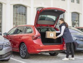 V rámci služby Přístup do vozu se dodací adresou stává poloha vozu a jeho registrační značka. Od června mají zákazníci ŠKODA AUTO možnost využít doručení objednávek z internetu do zavazadlového prostoru svého vozu.