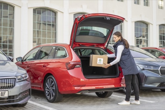 V rámci služby Přístup do vozu se dodací adresou stává poloha vozu a jeho registrační značka. Od června mají zákazníci ŠKODA AUTO možnost využít doručení objednávek z internetu do zavazadlového prostoru svého vozu.