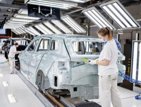 Z výrobní linky v hlavním závodě společnosti ŠKODA AUTO v Mladé Boleslavi dnes sjel stotisící elektrifikovaný vůz řady iV: ŠKODA ENYAQ iV. Automobilka vyrábí další dva elektrifikované modely: plug-in hybridy SUPERB iV a OCTAVIA iV.