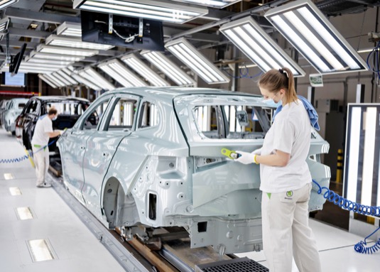 Z výrobní linky v hlavním závodě společnosti ŠKODA AUTO v Mladé Boleslavi dnes sjel stotisící elektrifikovaný vůz řady iV: ŠKODA ENYAQ iV. Automobilka vyrábí další dva elektrifikované modely: plug-in hybridy SUPERB iV a OCTAVIA iV.