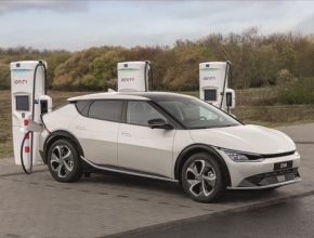 Elektromobil Kia EV6 u nabíjecí stanice Ionity