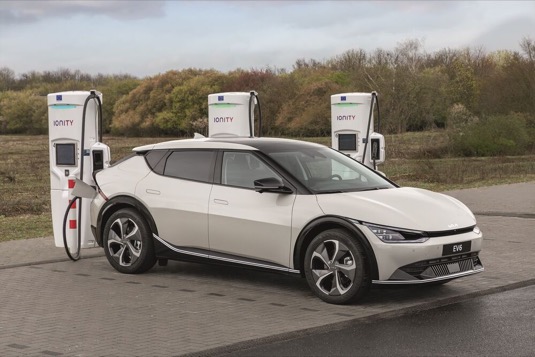 Elektromobil Kia EV6 u nabíjecí stanice Ionity