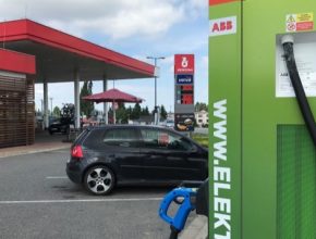 U rychlodobíjecích stanic ČEZ v síti Benzina ORLEN loni řidiči zastavili k „natankování“ ekologické elektřiny 13 439krát a odebrali 224 818 kWh.