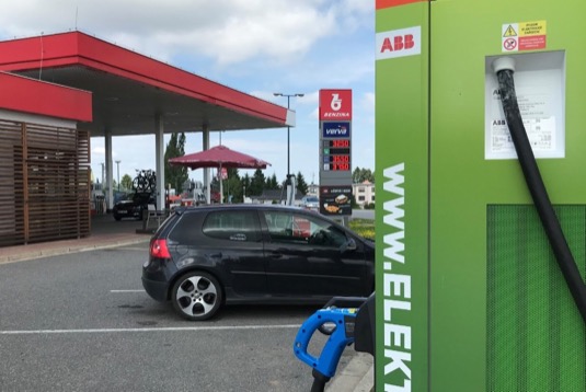 U rychlodobíjecích stanic ČEZ v síti Benzina ORLEN loni řidiči zastavili k „natankování“ ekologické elektřiny 13 439krát a odebrali 224 818 kWh.