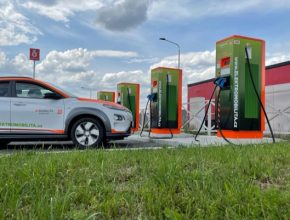 Rychlonabíjecí stanice ČEZ nově po obou stranách dálnice D5 u čerpacích stanic Benzina ORLEN na 83. kilometru.