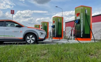 Rychlonabíjecí stanice ČEZ nově po obou stranách dálnice D5 u čerpacích stanic Benzina ORLEN na 83. kilometru.