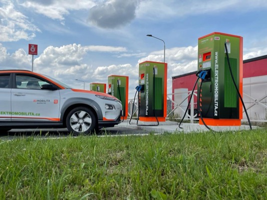 Rychlonabíjecí stanice ČEZ nově po obou stranách dálnice D5 u čerpacích stanic Benzina ORLEN na 83. kilometru.