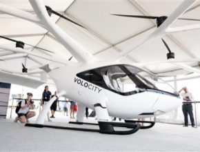 Plně elektrické eVTOL letecké taxi Volocopter se poprvé nedávno představilo na letecké show AirVenture 2021 ve státě Wisconsin.