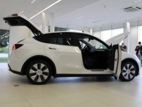 auto elektromobil Tesla Model YX