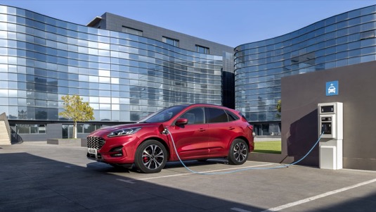 Zájem o automobily s plug-in hybridním či elektrickým pohonem v Evropě stoupá. Stále více řidičů totiž zjišťuje, že tyto vozy dokážou komfortně splnit jejich přepravní potřeby a mají velmi příznivé provozní náklady.