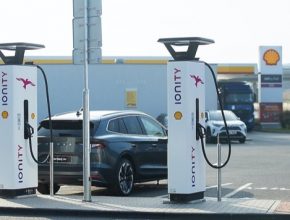 auto elektromobily nabíjecí stanice Ionity u čerpací stanice Shell