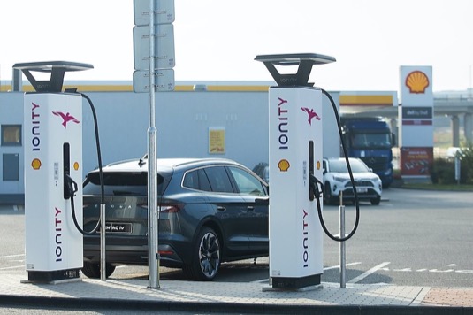 auto elektromobily nabíjecí stanice Ionity u čerpací stanice Shell