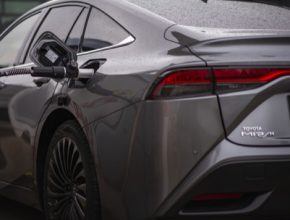 Vodíkové auto Toyota Mirai při čerpání vodíku do nádrže