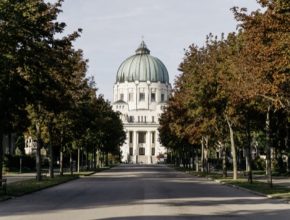 Vídeňský ústřední hřbitov je nejen druhým největším hřbitovem v Evropě, ale i magickým místem, kde svůj poslední odpočinek našly známé osobnosti jako Beethoven, Brahms, Schubert nebo Falco.