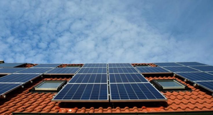 solární elektrárna na střeše střešní