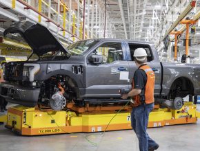Elektromobil Ford F-150 Lightning jde do prodeje už na jaře 2022.