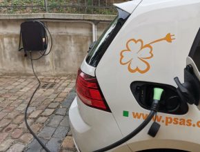Nabíjení elektromobilu Volkswagen e-Golf na nabíjecí stanici Pražských služeb. foto: Pražské služby