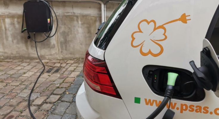 Nabíjení elektromobilu Volkswagen e-Golf na nabíjecí stanici Pražských služeb. foto: Pražské služby